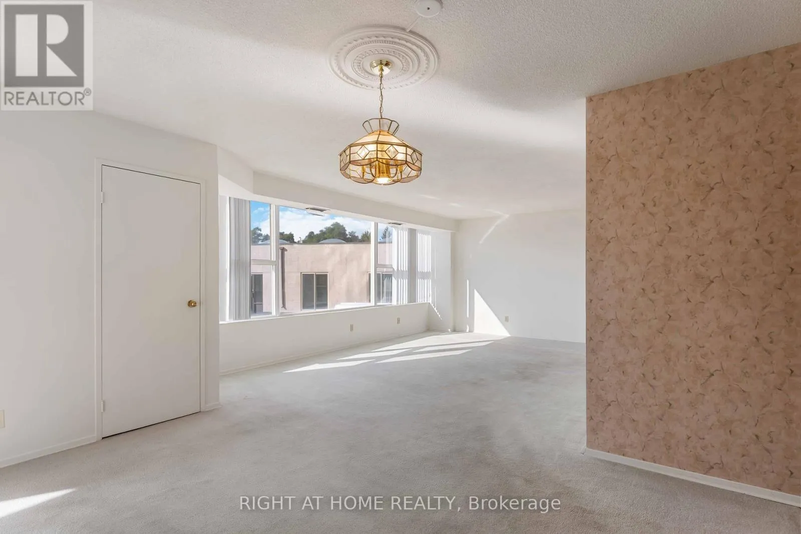 204 - 7 GALE CRESCENT