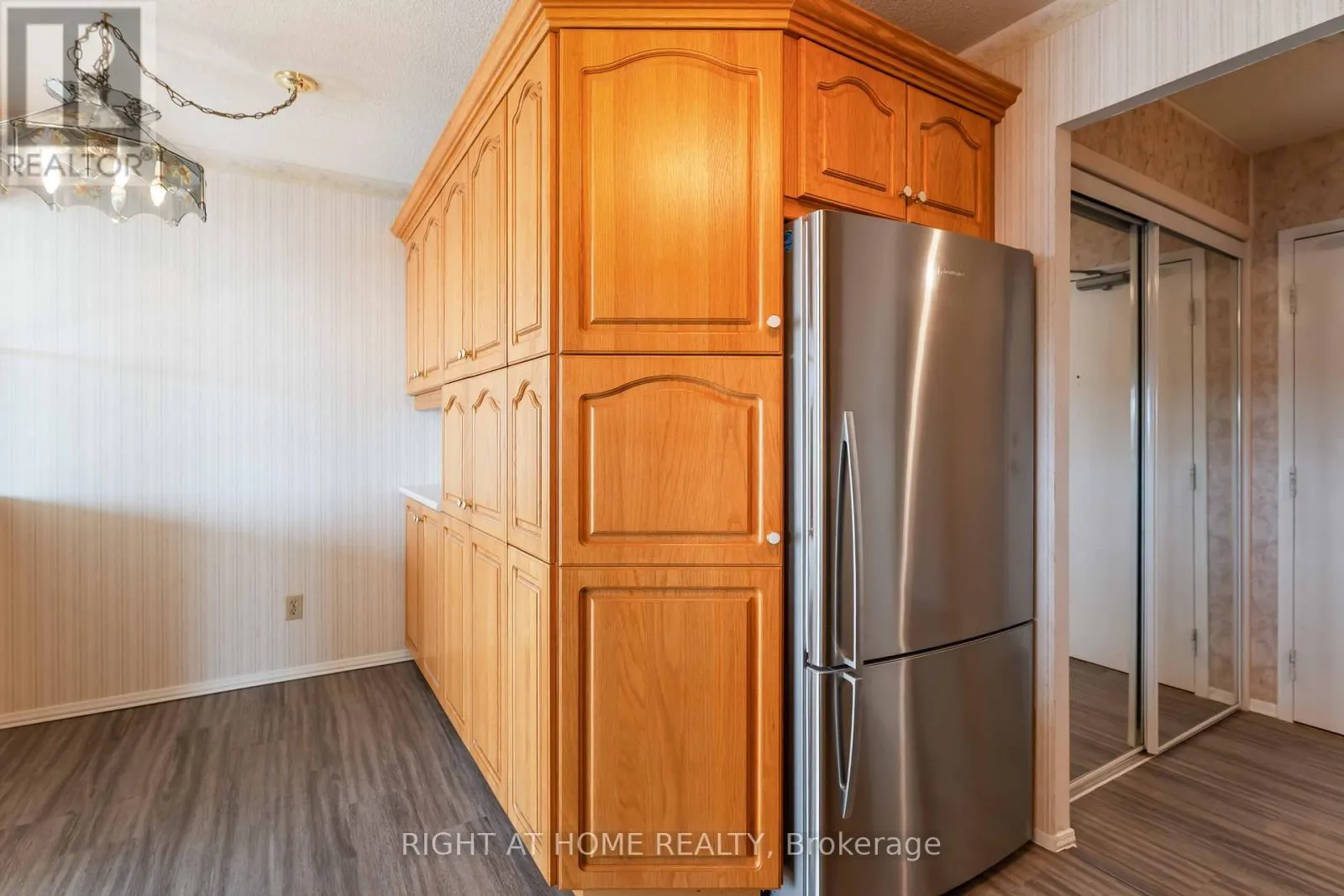 204 - 7 GALE CRESCENT