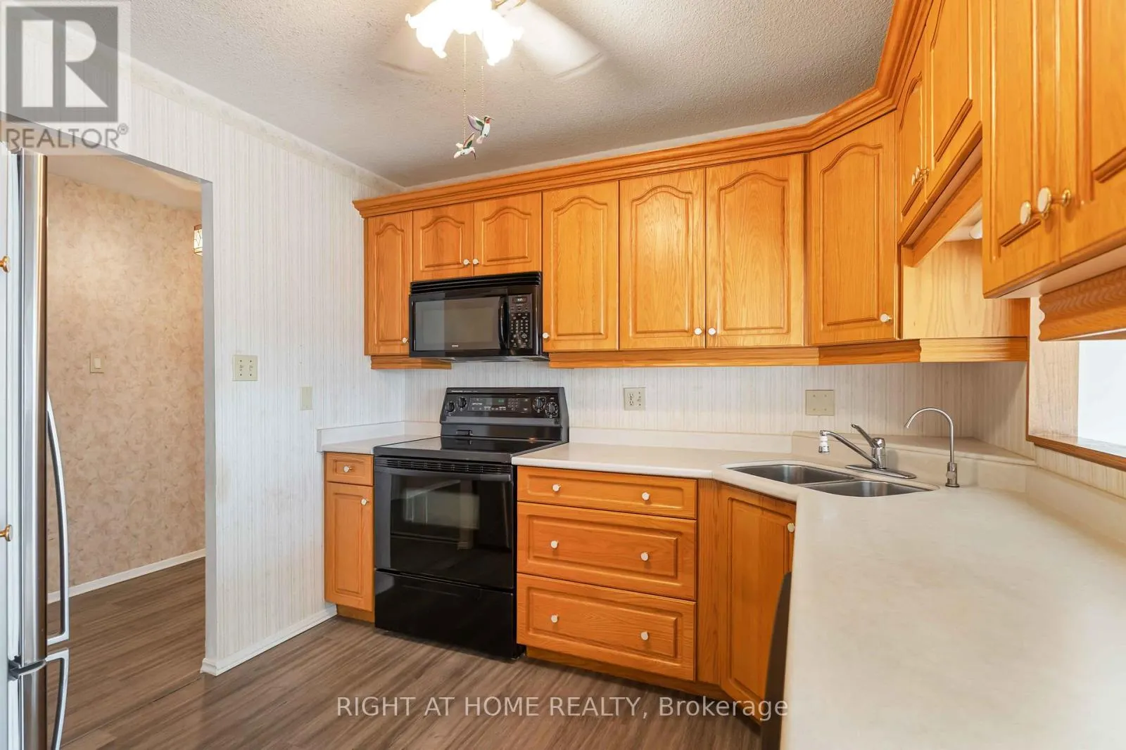 204 - 7 GALE CRESCENT