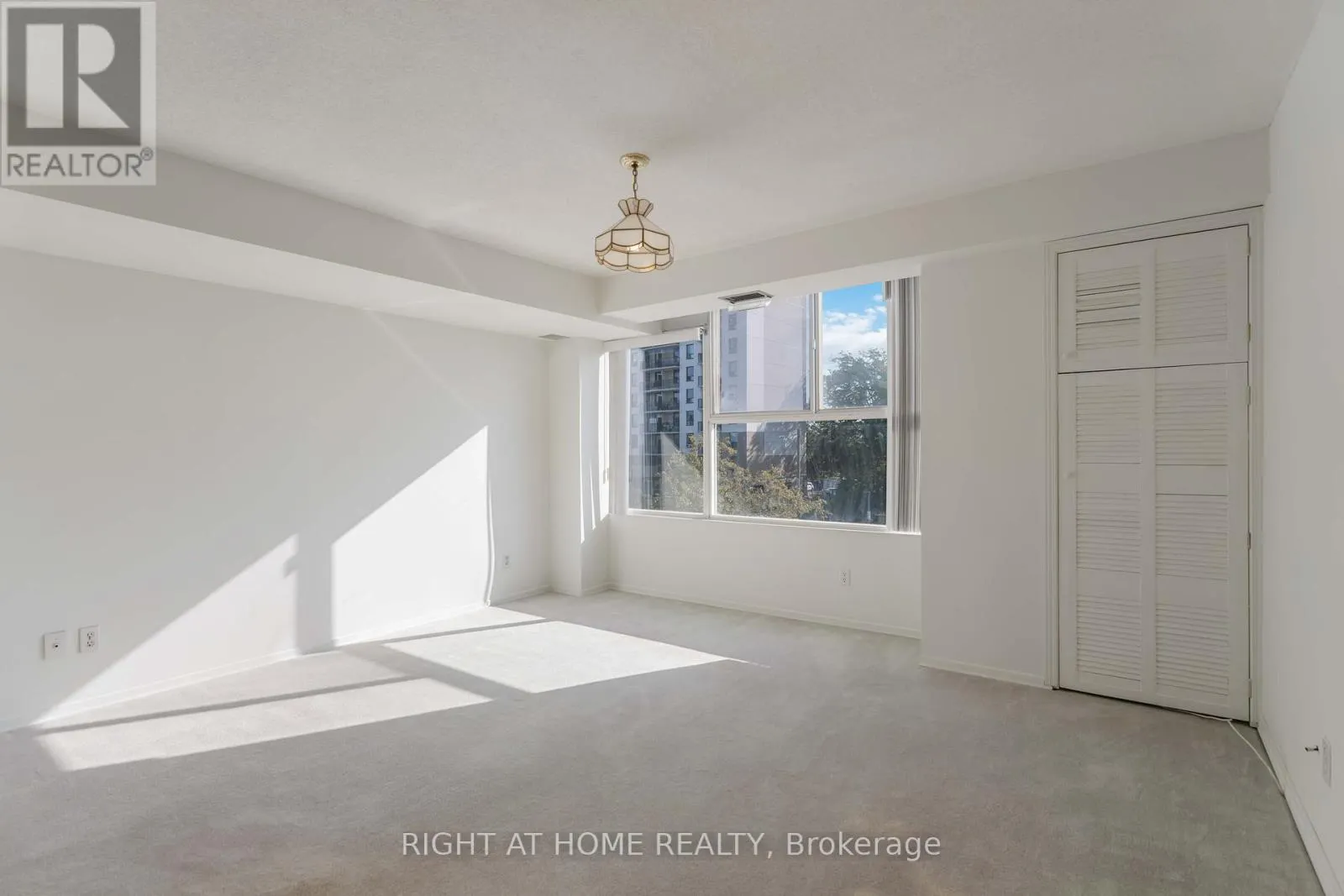 204 - 7 GALE CRESCENT