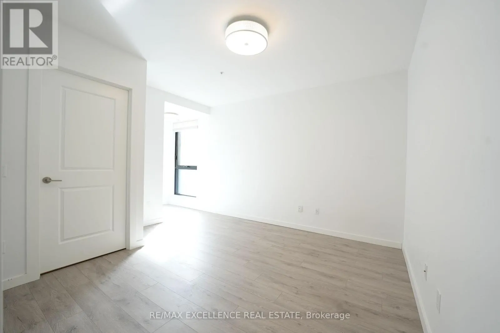 1002 - 181 KING STREET