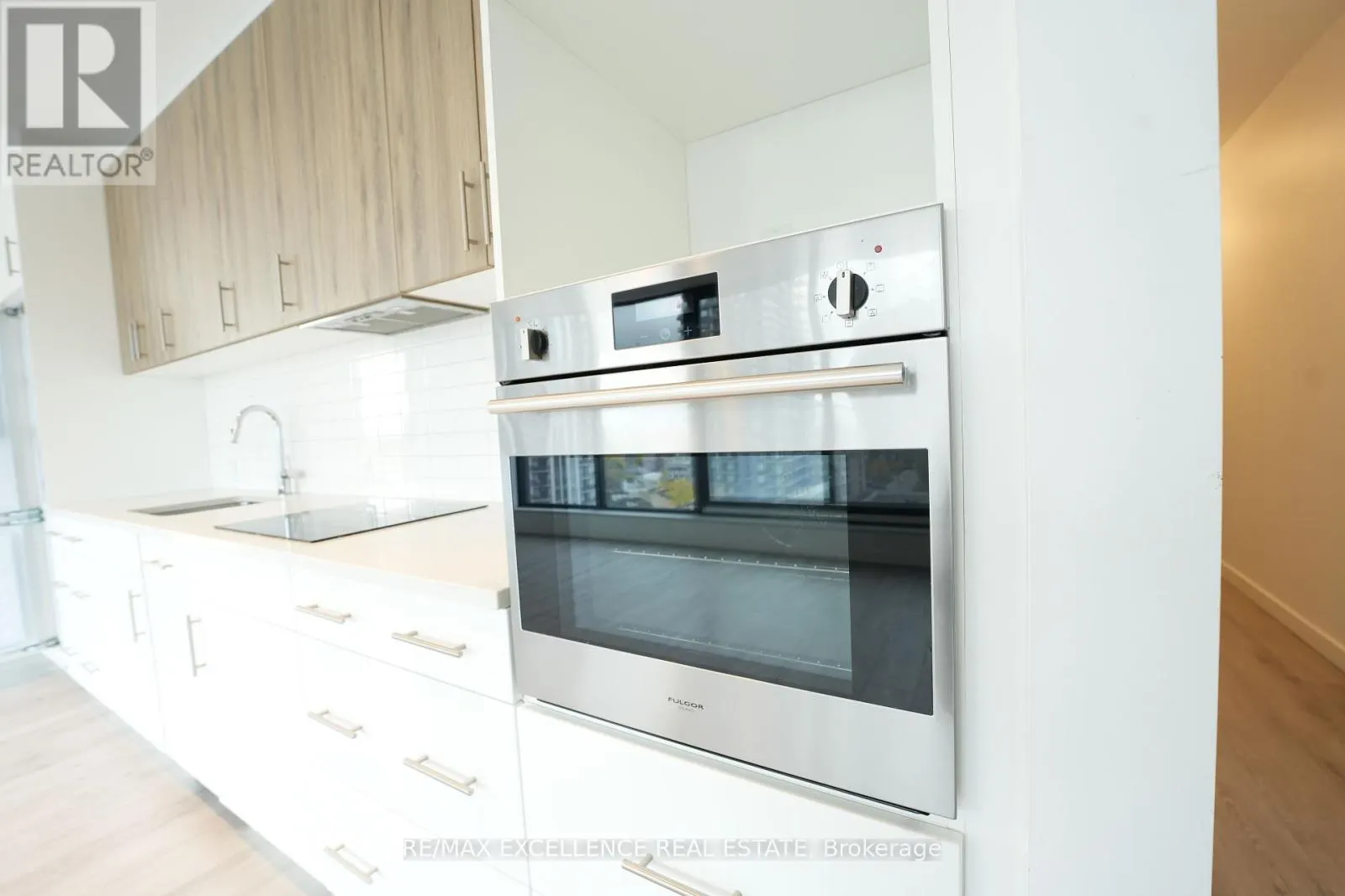 1002 - 181 KING STREET