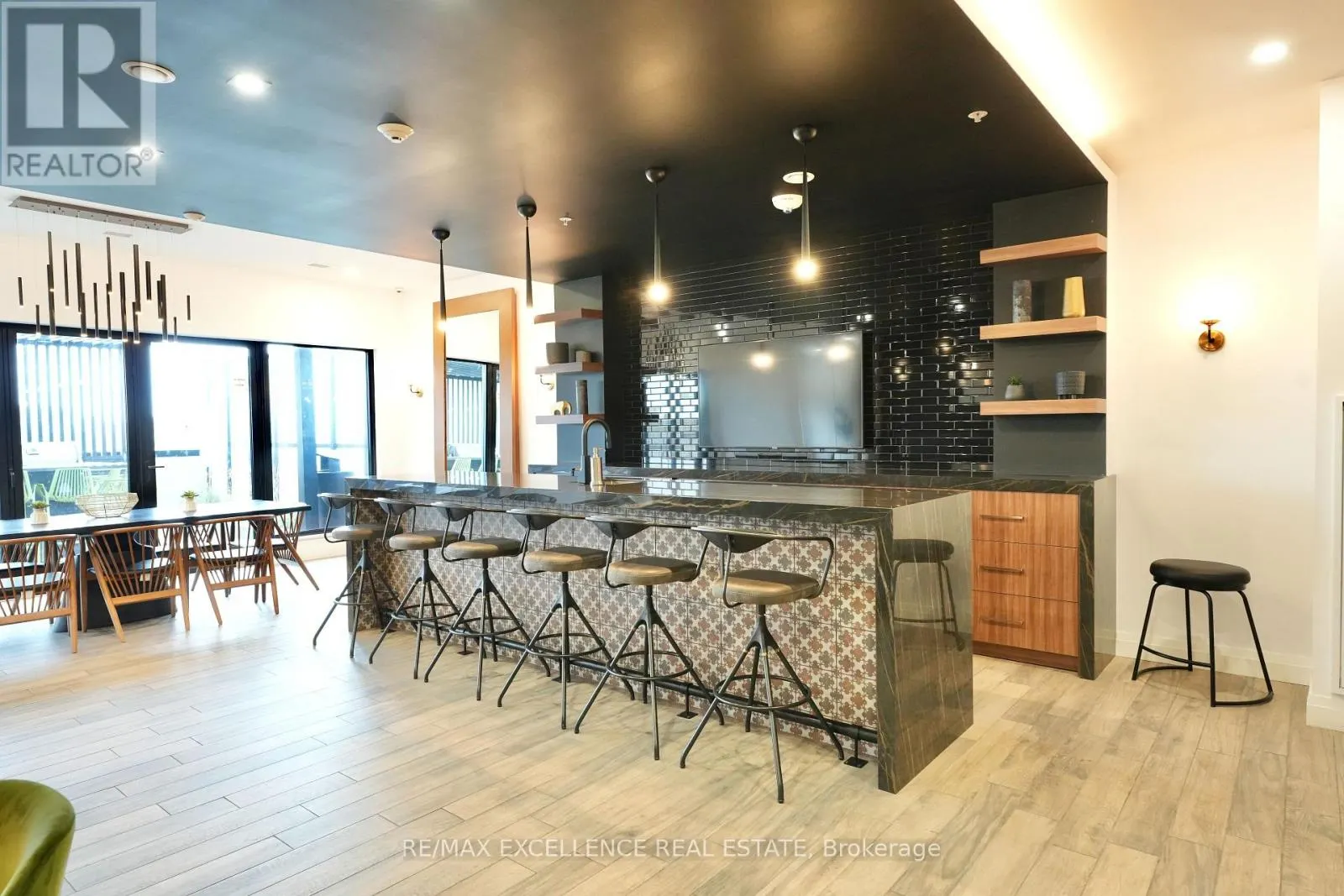 1002 - 181 KING STREET