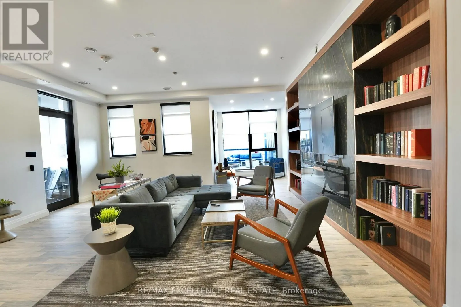 1002 - 181 KING STREET