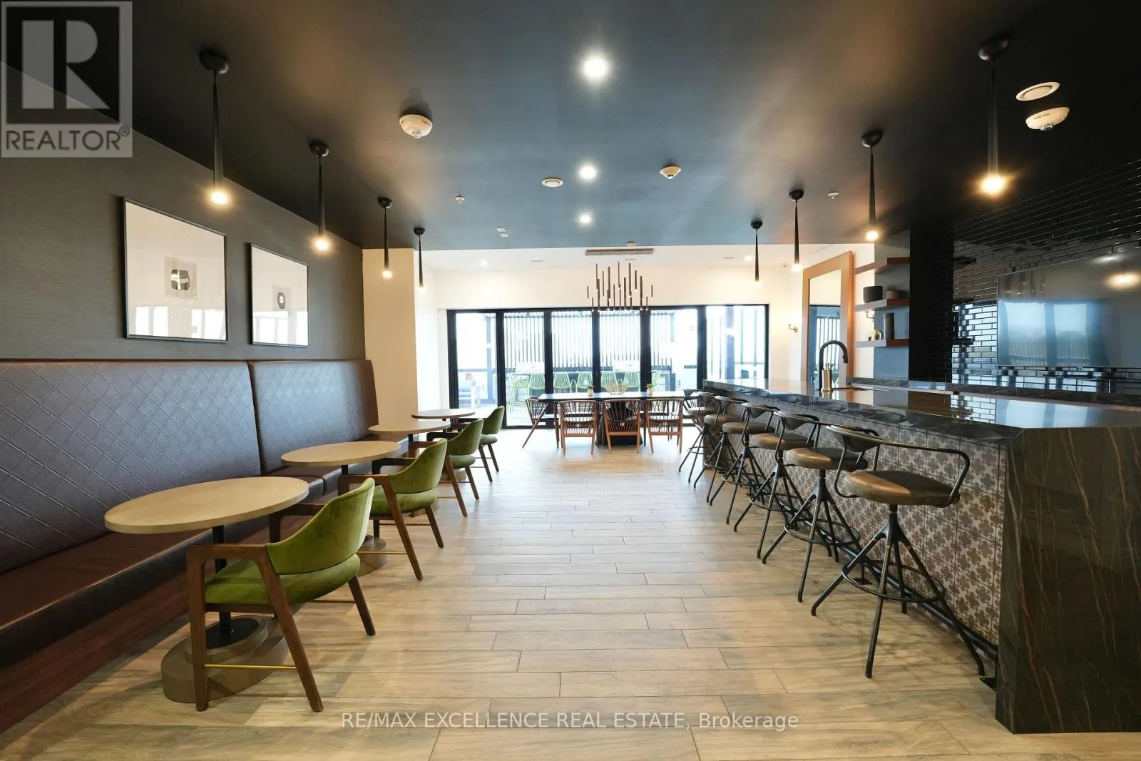 1002 - 181 KING STREET