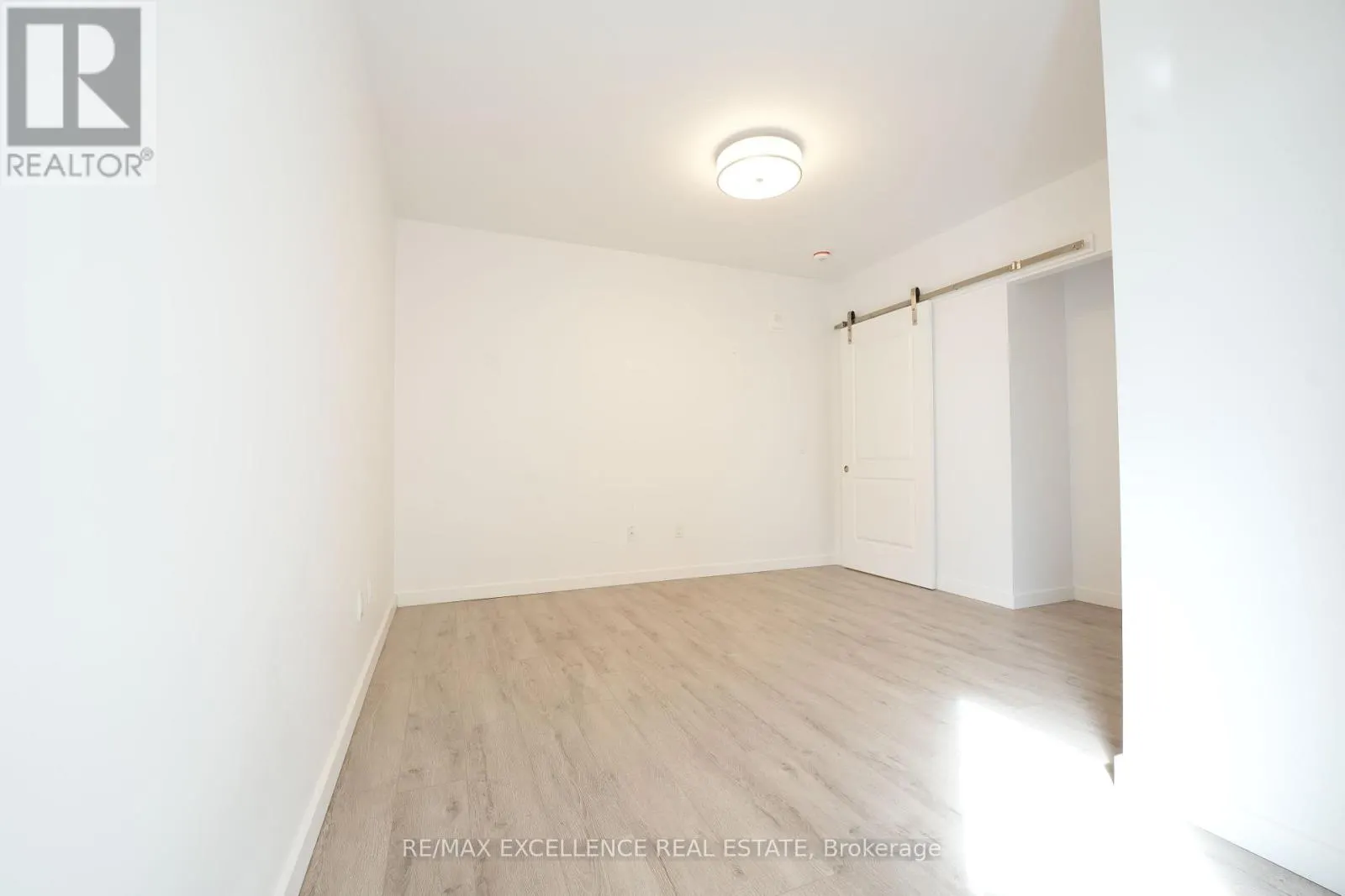 1002 - 181 KING STREET