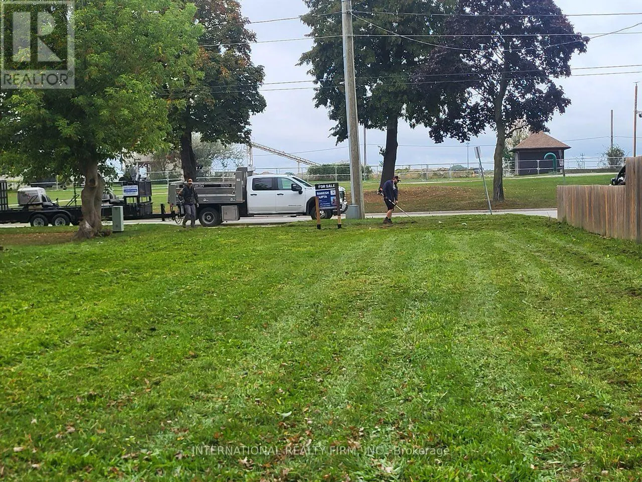 260 CHRISTINA STREET S