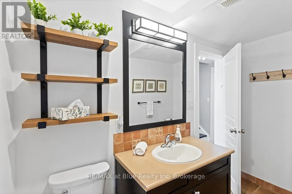 207 - 115 FAIRWAY COURT, #207