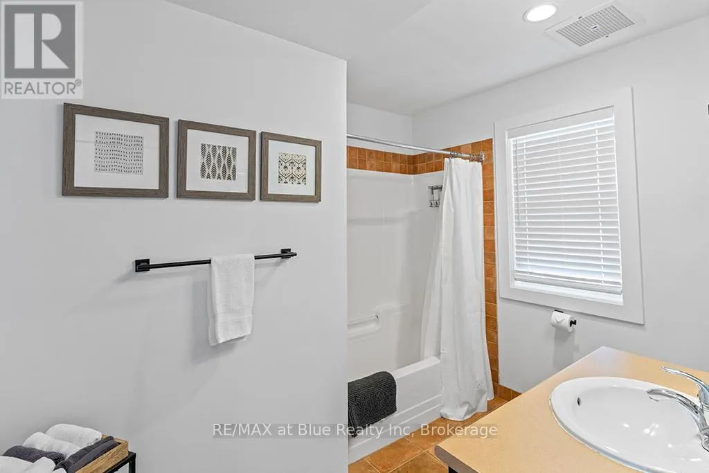 207 - 115 FAIRWAY COURT, #207