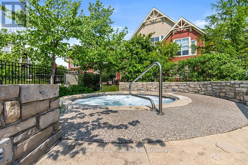 207 - 115 FAIRWAY COURT, #207