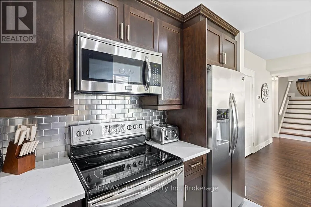 207 - 115 FAIRWAY COURT, #207