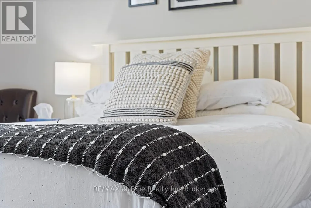 207 - 115 FAIRWAY COURT, #207