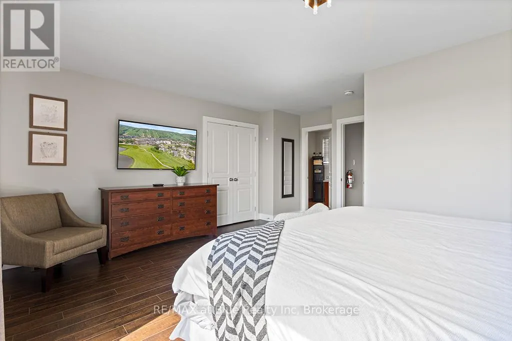 207 - 115 FAIRWAY COURT, #207