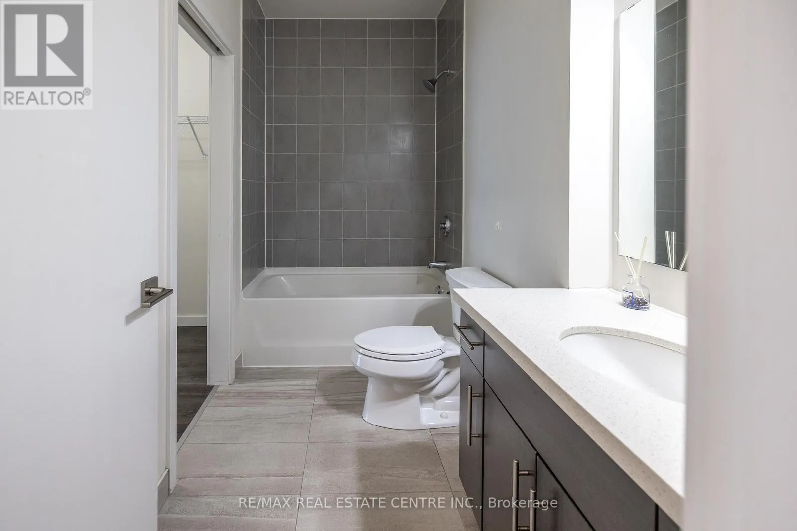 412 - 690 KING STREET W