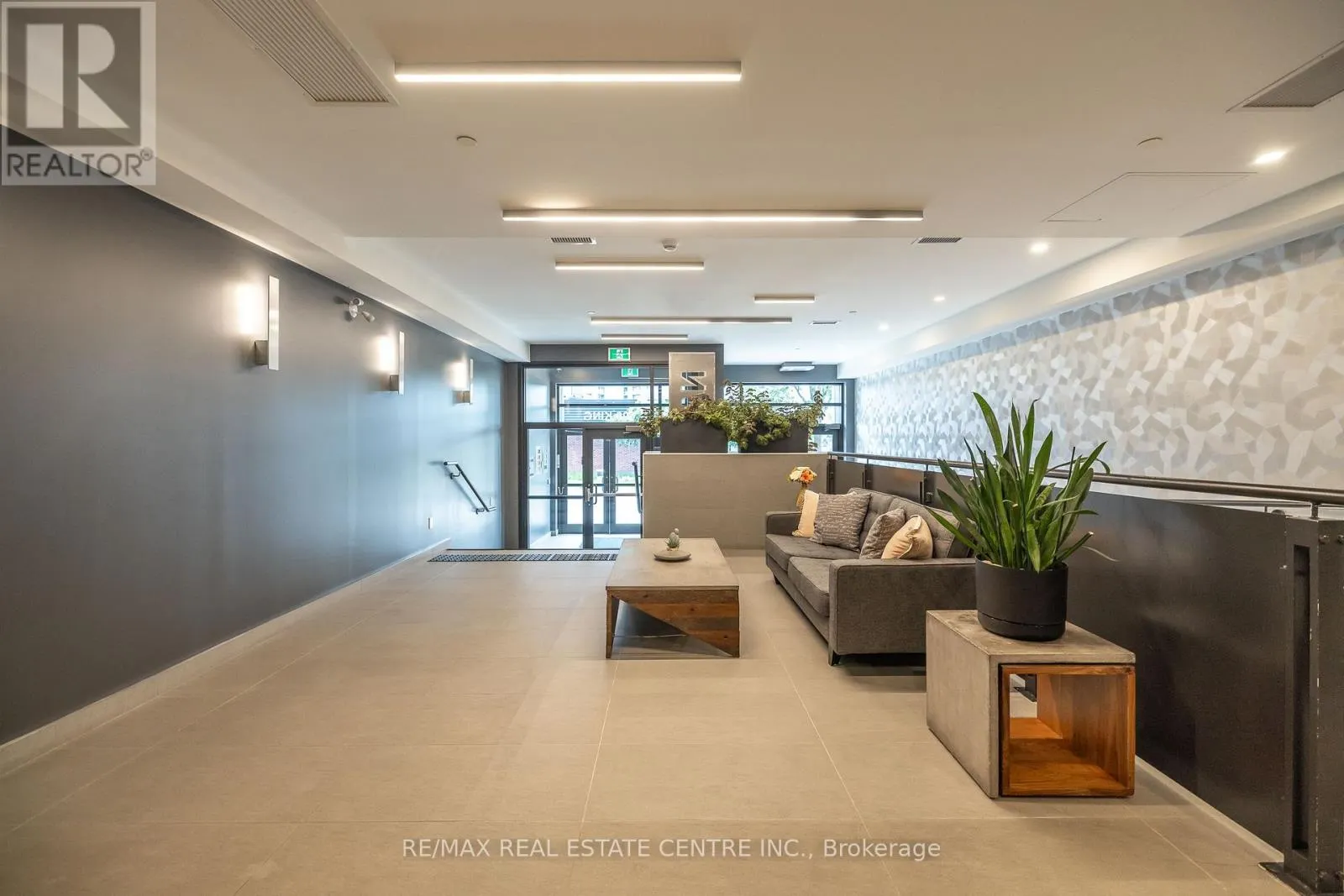 412 - 690 KING STREET W