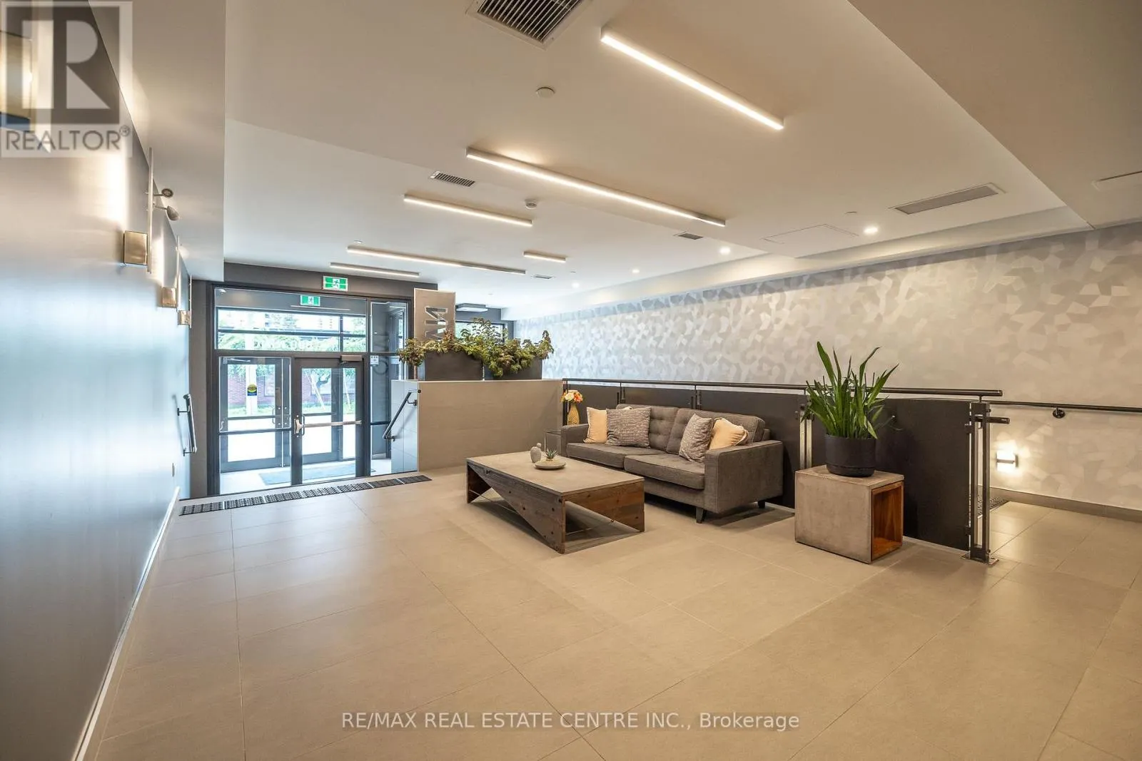 412 - 690 KING STREET W