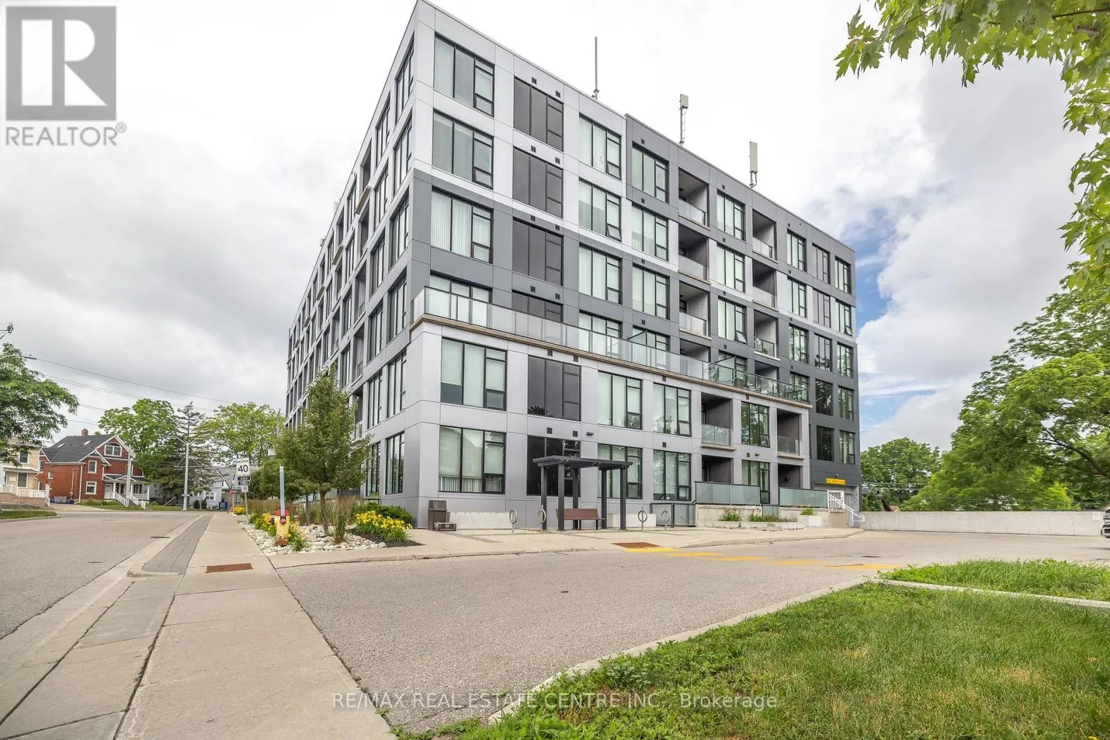 412 - 690 KING STREET W