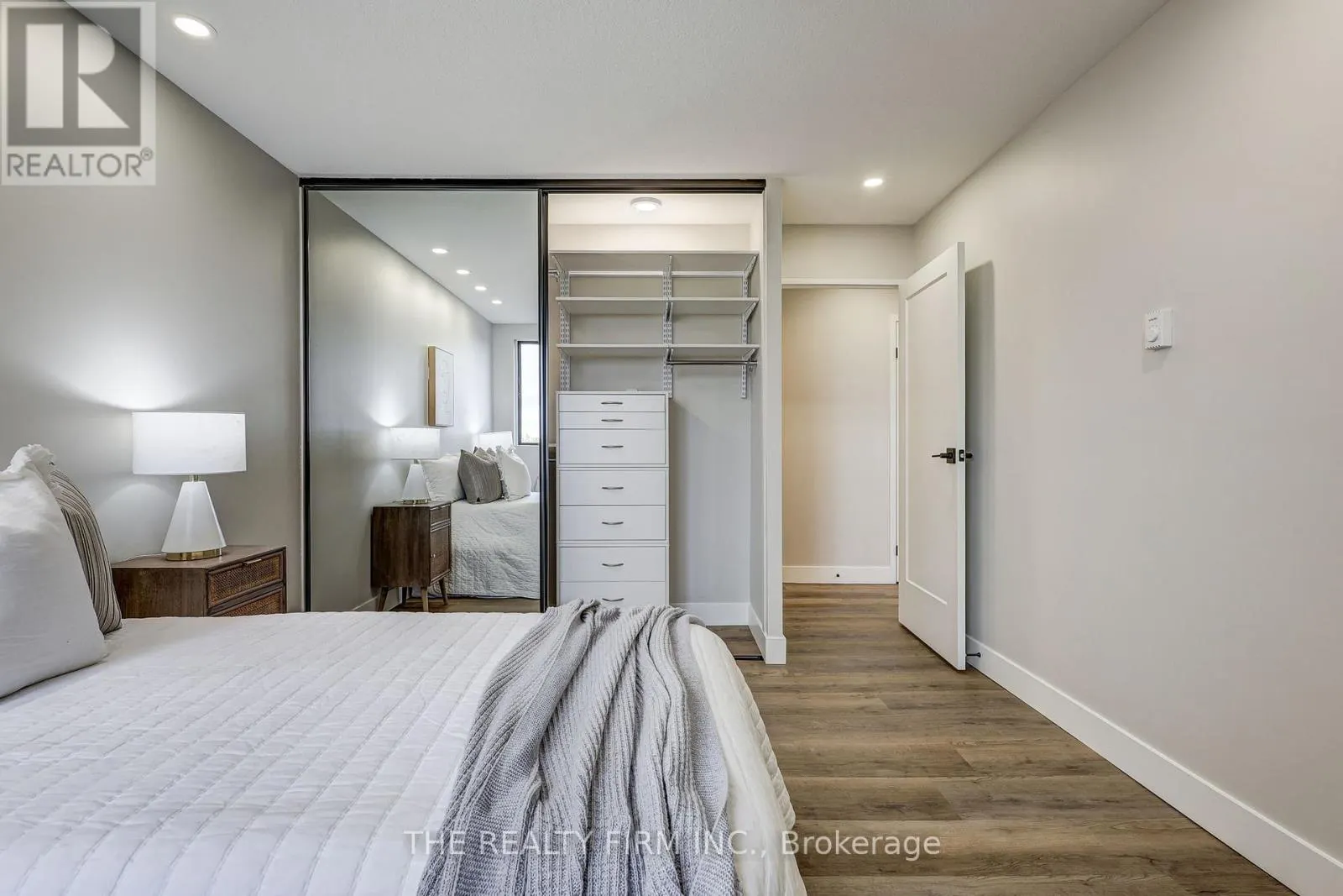 910 - 135 BASELINE ROAD W, #910