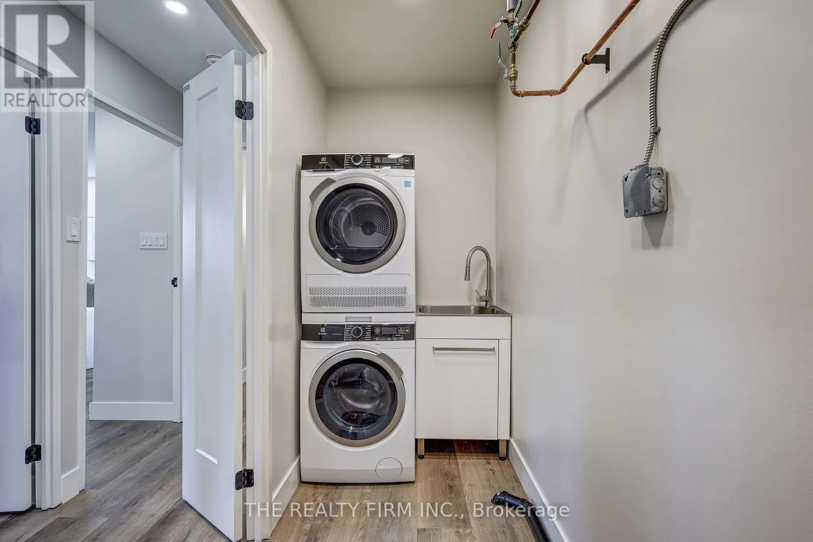 910 - 135 BASELINE ROAD W, #910