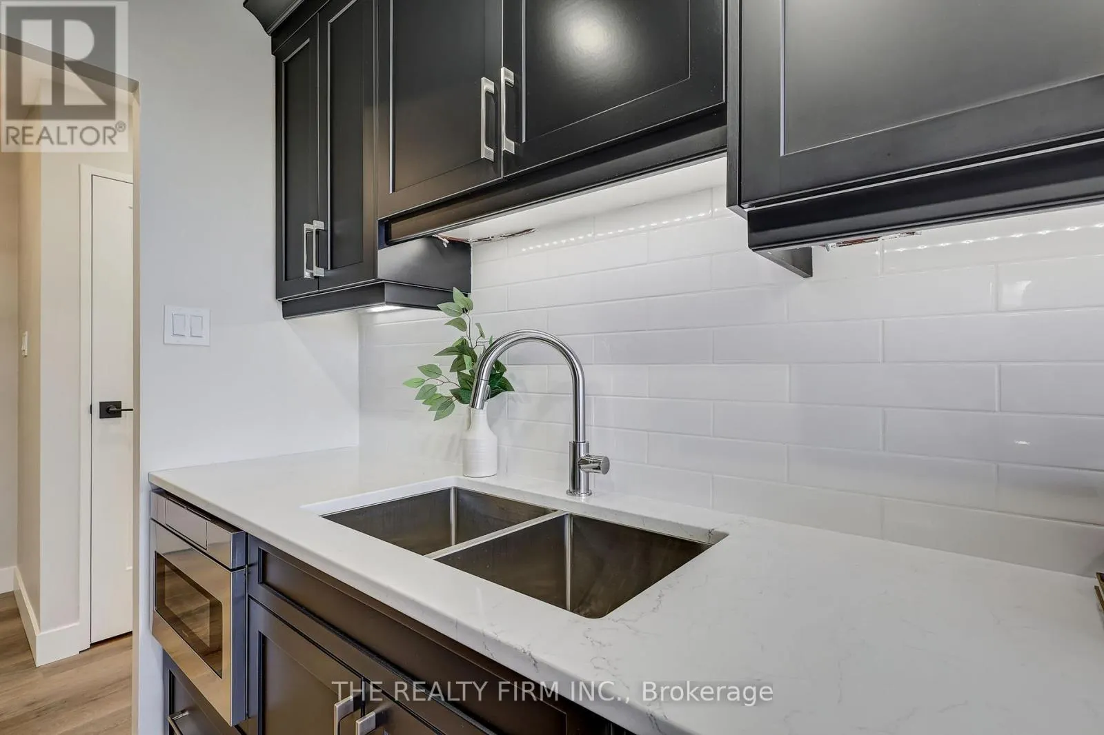 910 - 135 BASELINE ROAD W, #910