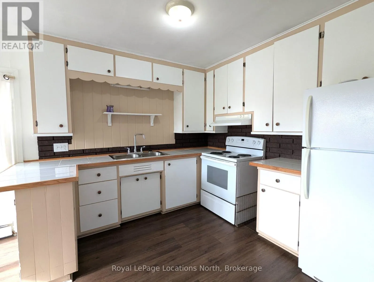 1 - 24 NELSON STREET W, #1