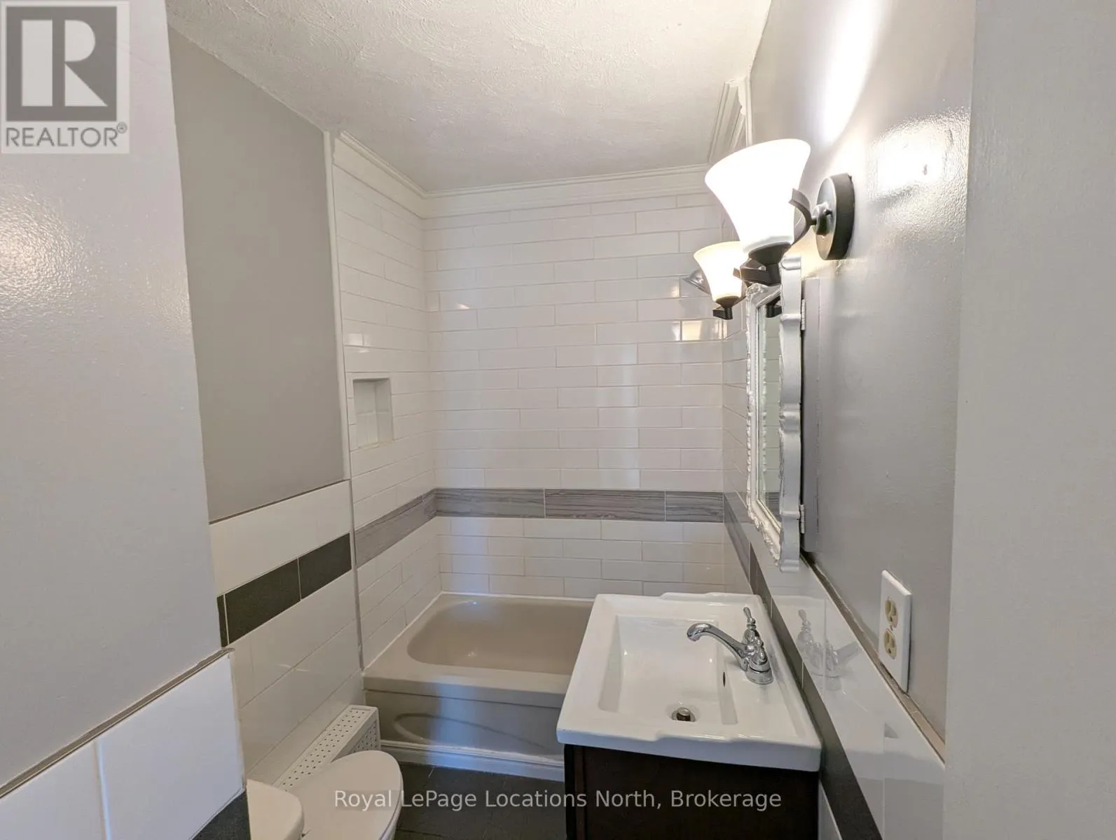 1 - 24 NELSON STREET W, #1