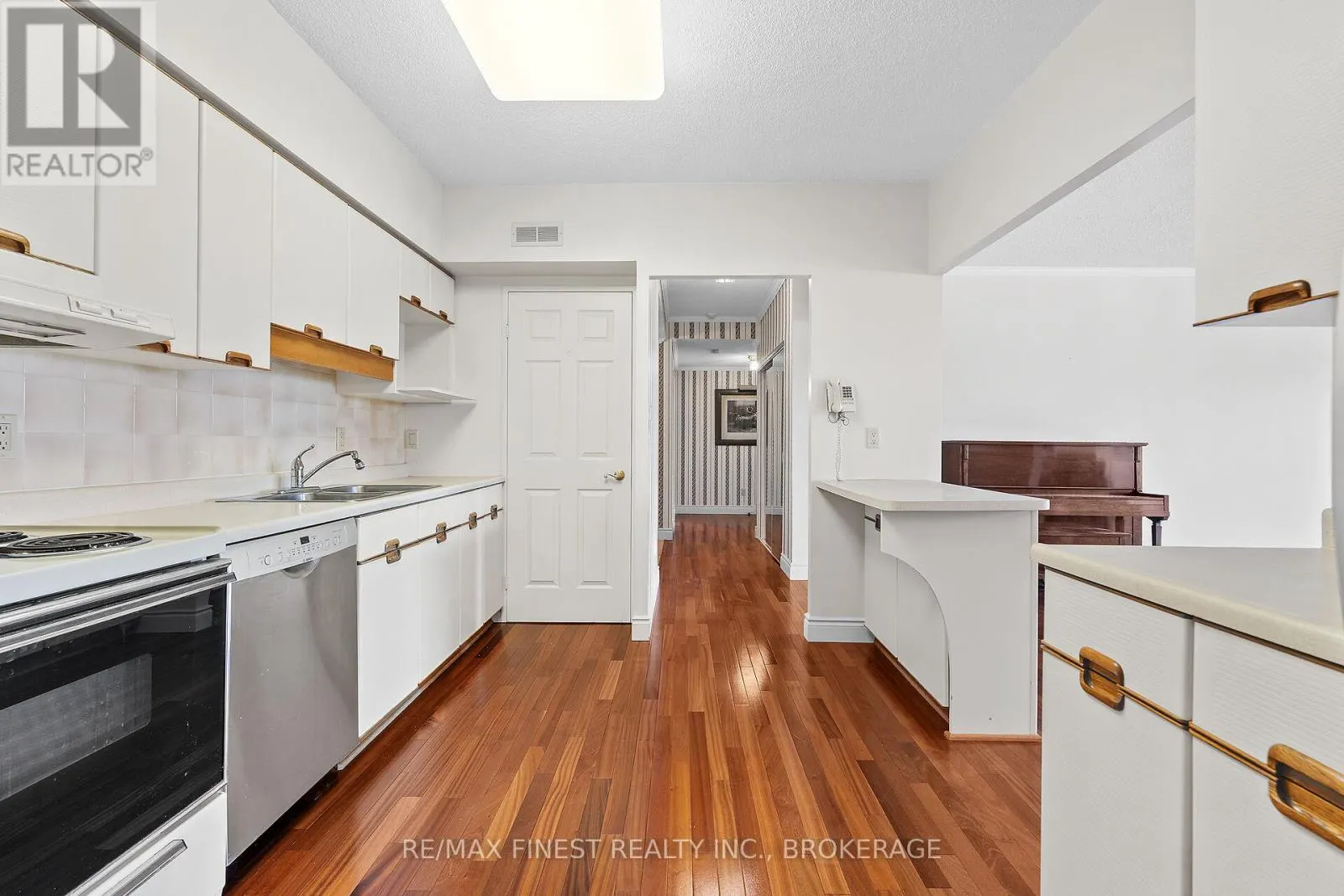 302 - 1000 KING STREET W, #302