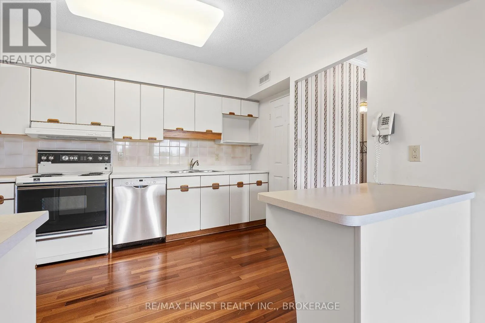 302 - 1000 KING STREET W, #302