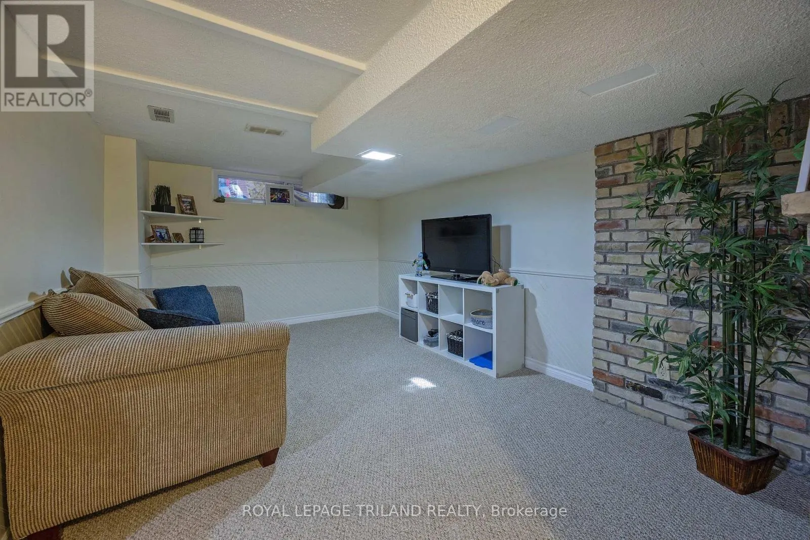 2 - 590 MILLBANK DRIVE, #2