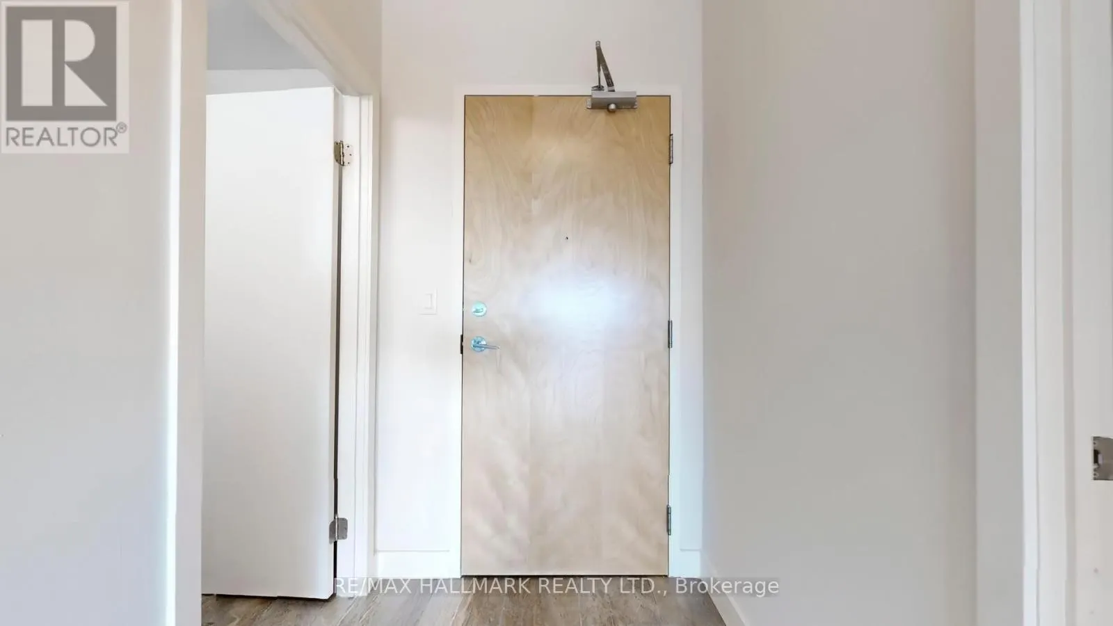 711 - 1 VICTORIA STREET S