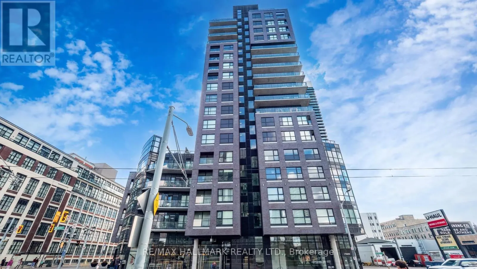 711 - 1 VICTORIA STREET S