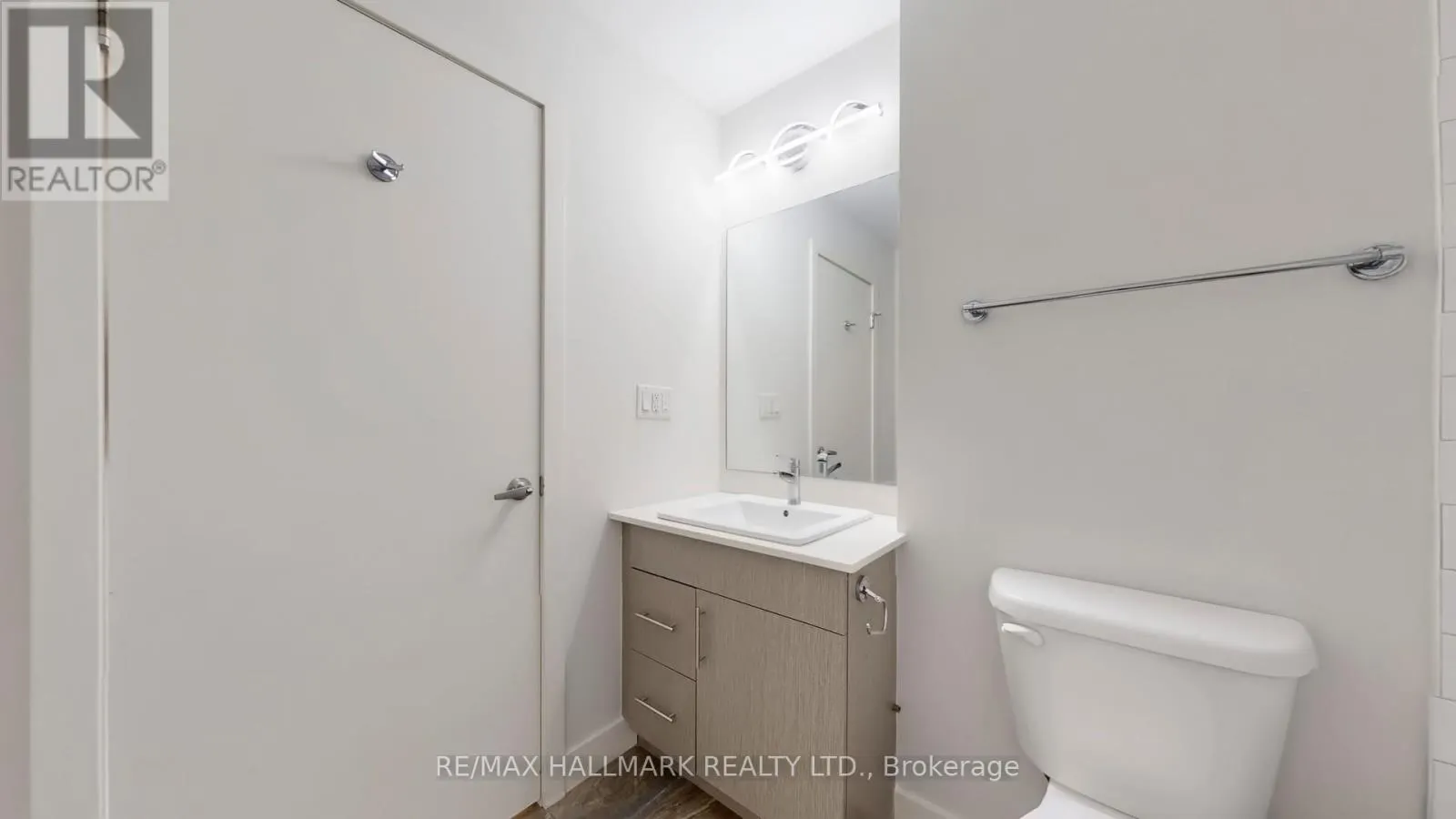 711 - 1 VICTORIA STREET S