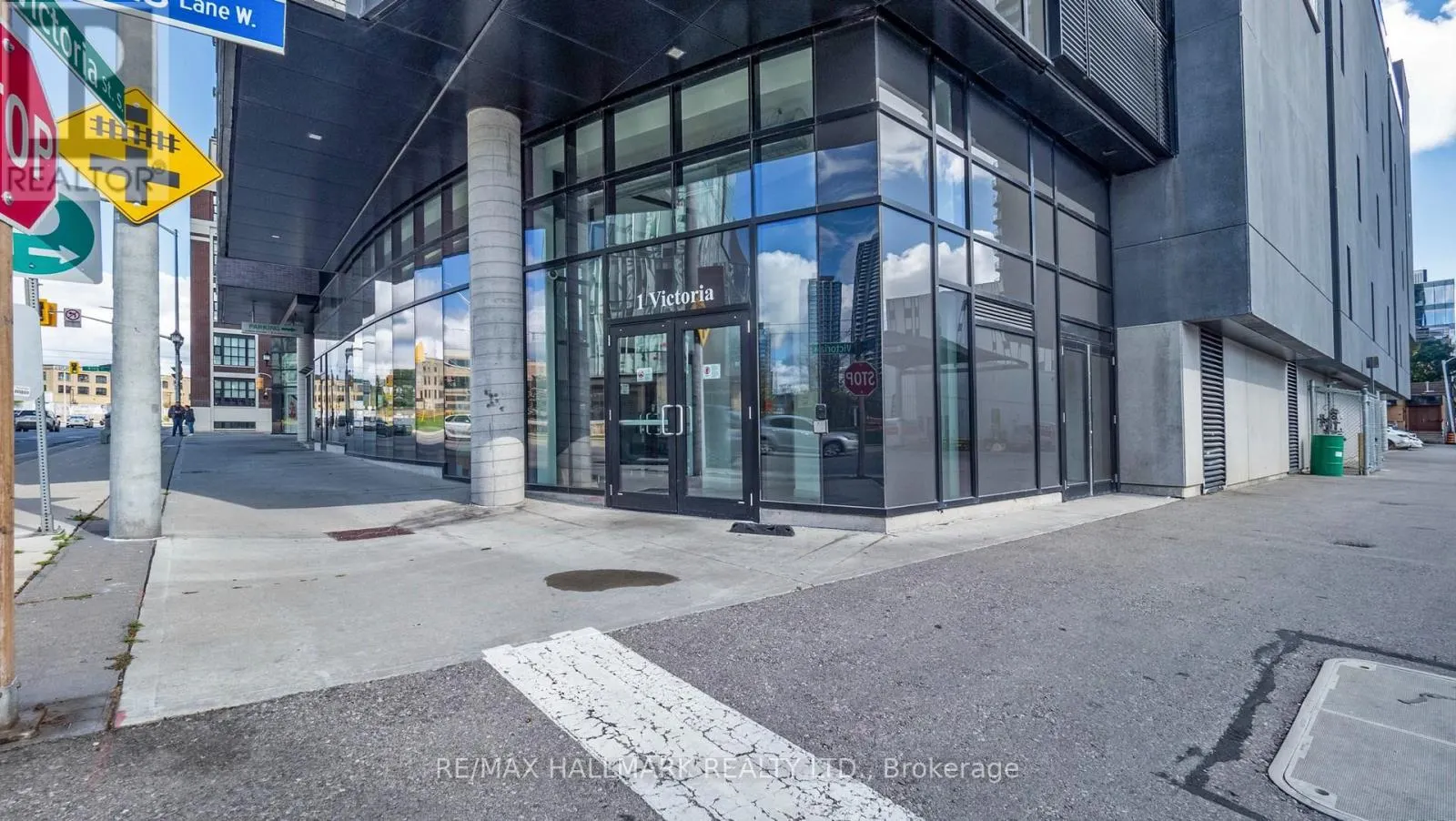 711 - 1 VICTORIA STREET S