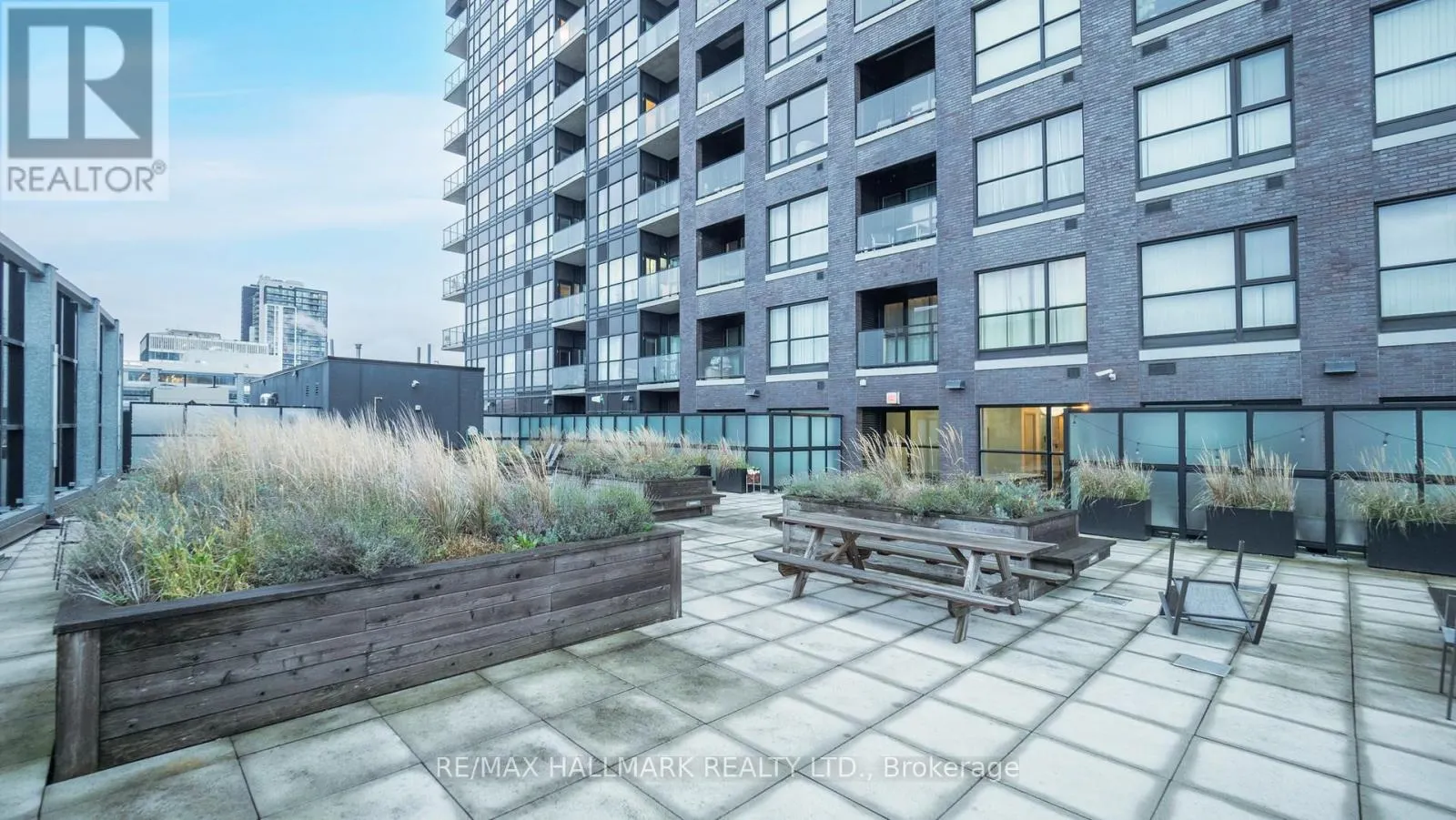 711 - 1 VICTORIA STREET S