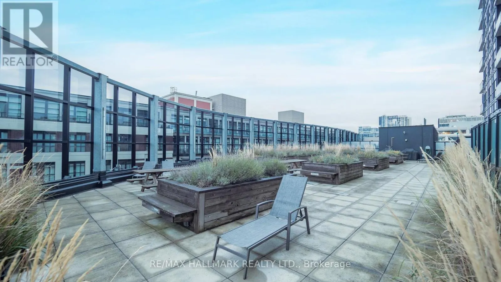 711 - 1 VICTORIA STREET S