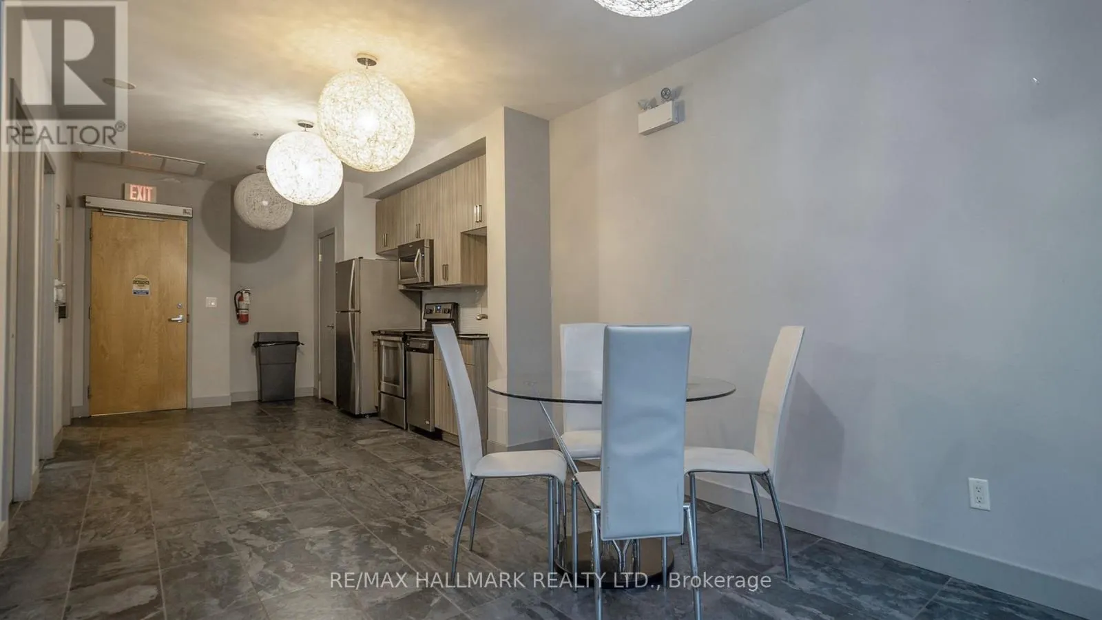 711 - 1 VICTORIA STREET S