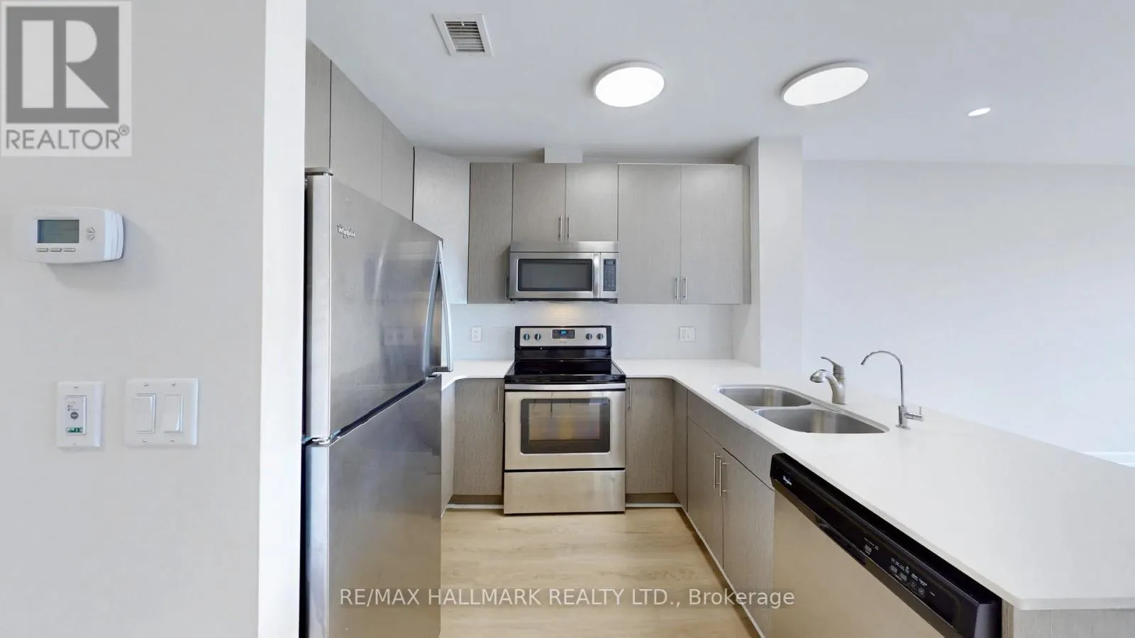 711 - 1 VICTORIA STREET S