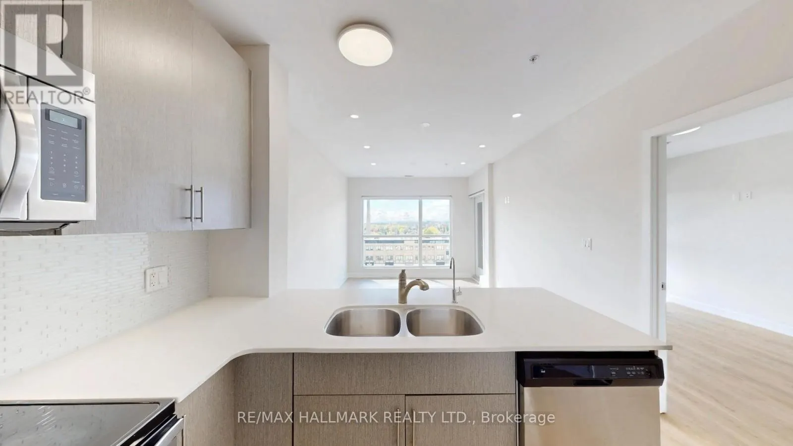 711 - 1 VICTORIA STREET S