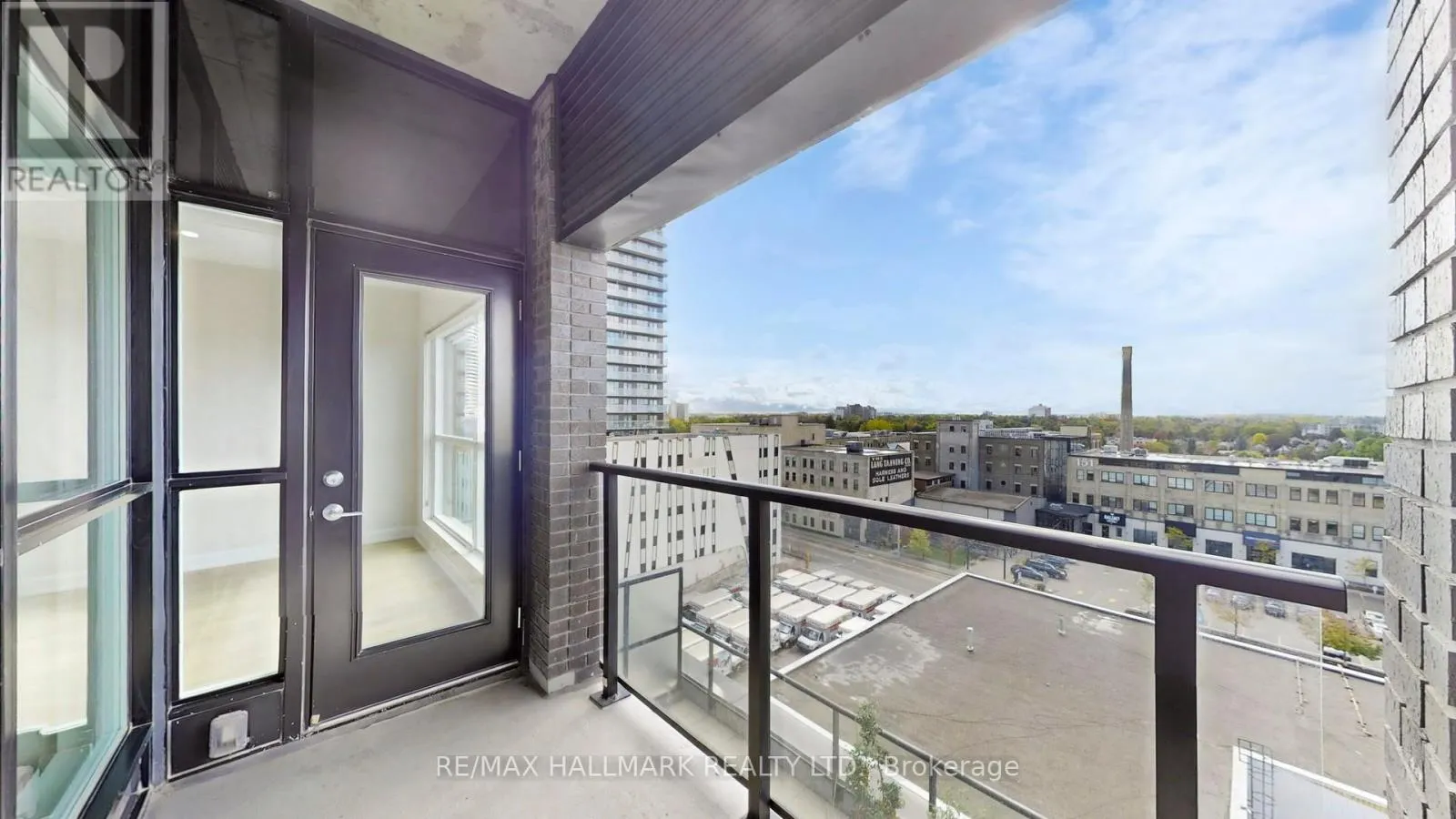 711 - 1 VICTORIA STREET S