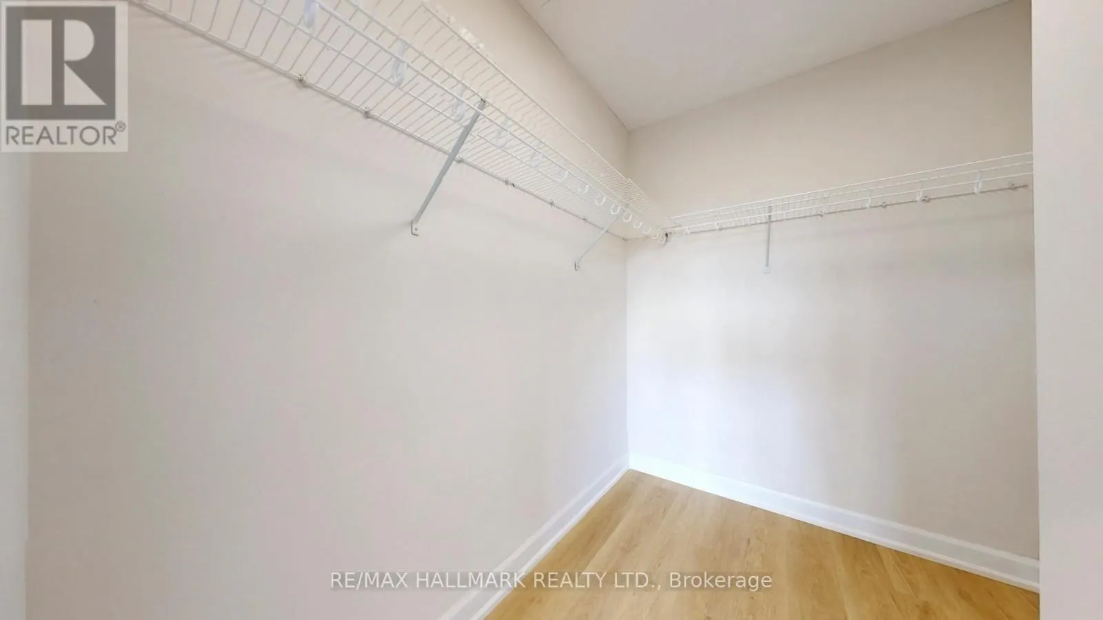 711 - 1 VICTORIA STREET S