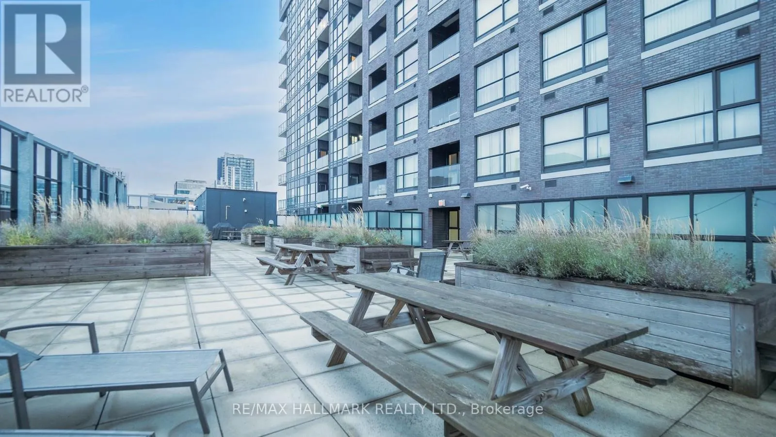 711 - 1 VICTORIA STREET S