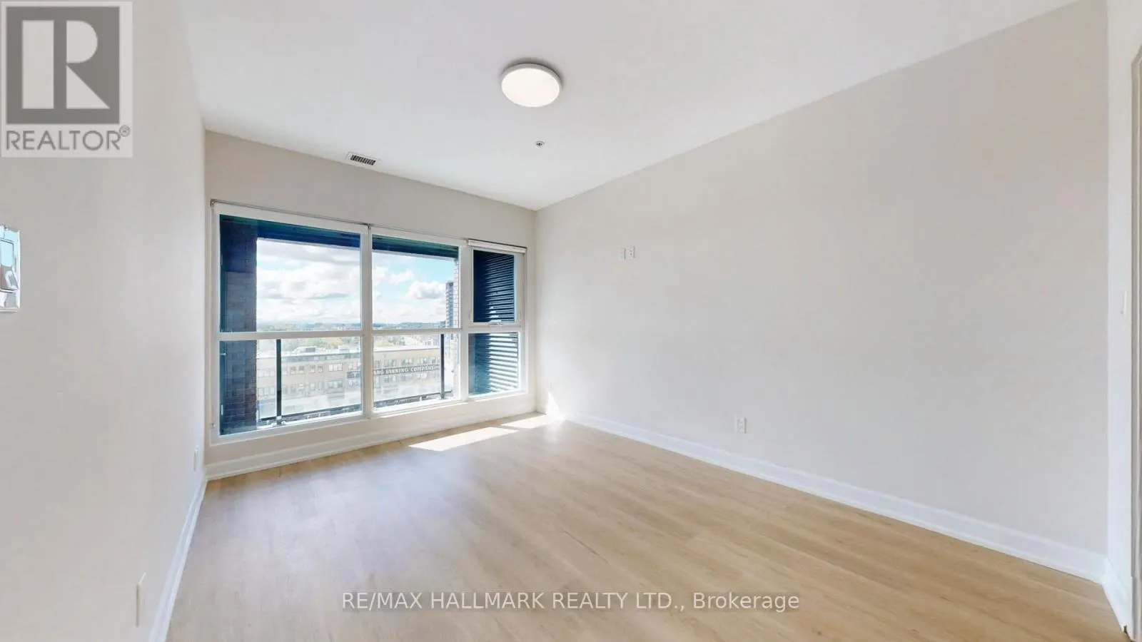 711 - 1 VICTORIA STREET S