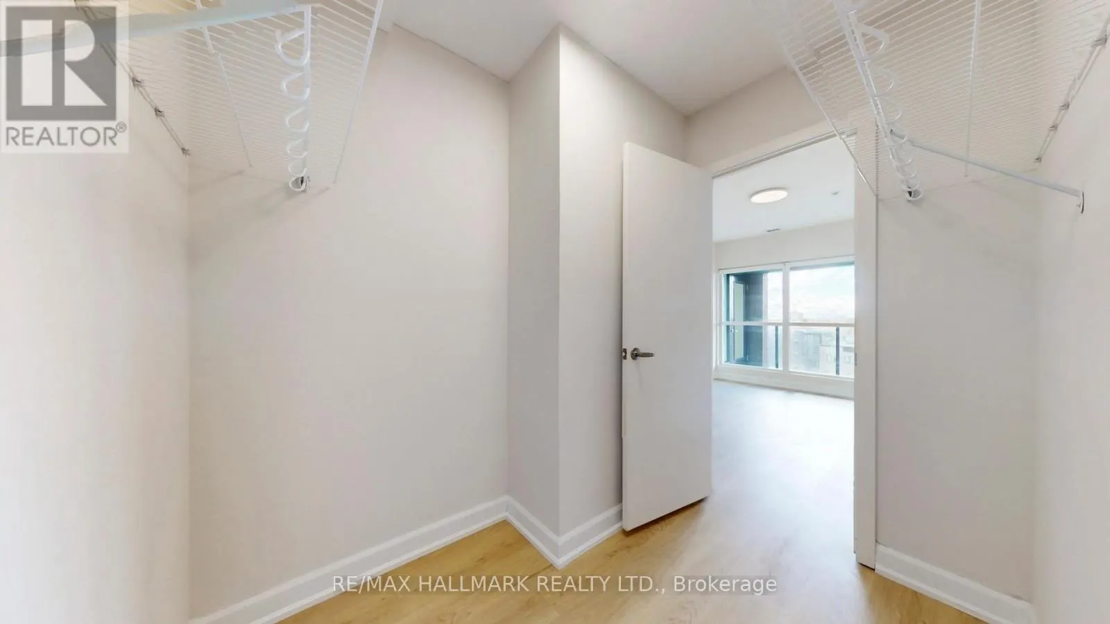 711 - 1 VICTORIA STREET S