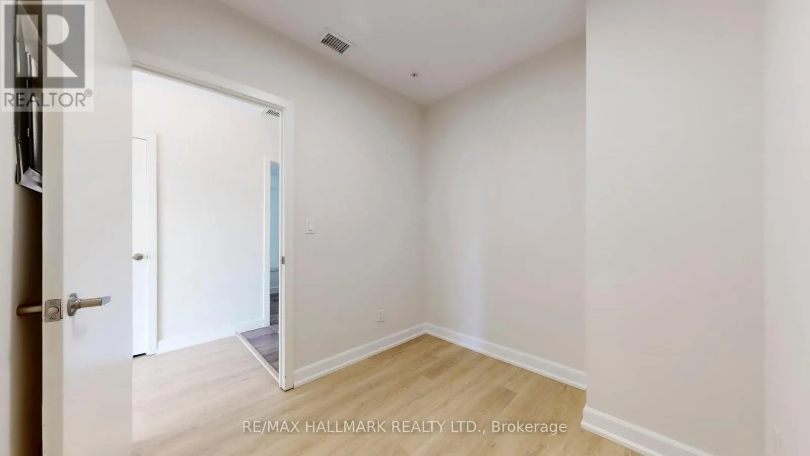 711 - 1 VICTORIA STREET S