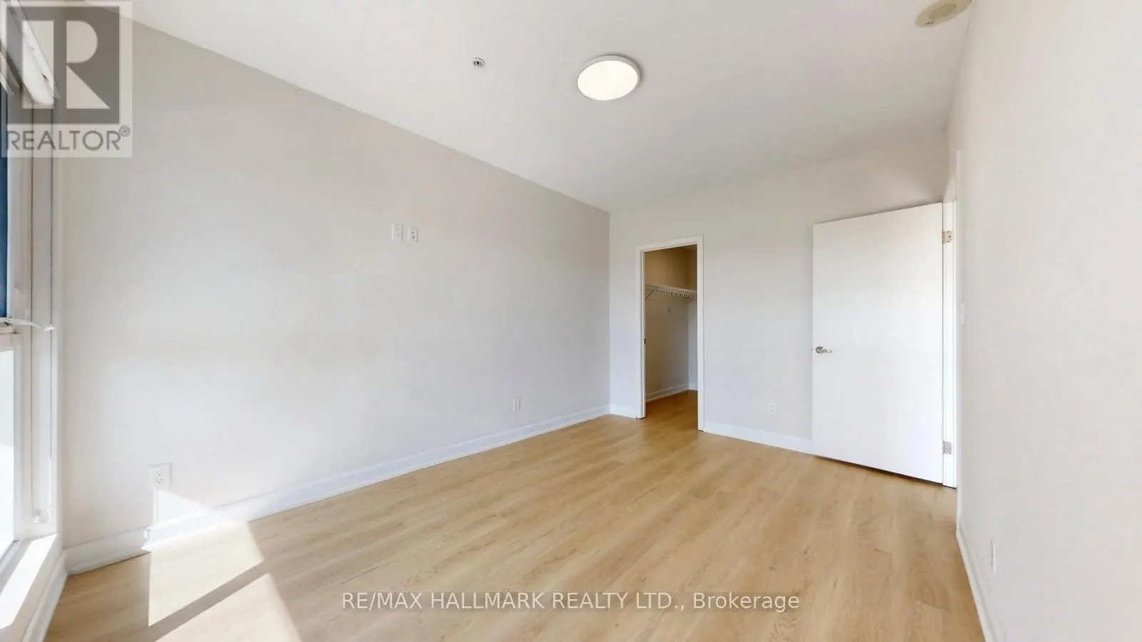 711 - 1 VICTORIA STREET S