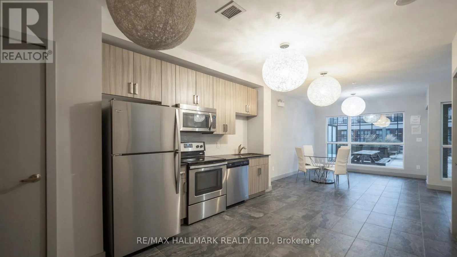 711 - 1 VICTORIA STREET S