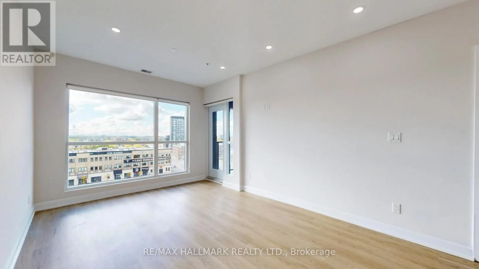 711 - 1 VICTORIA STREET S