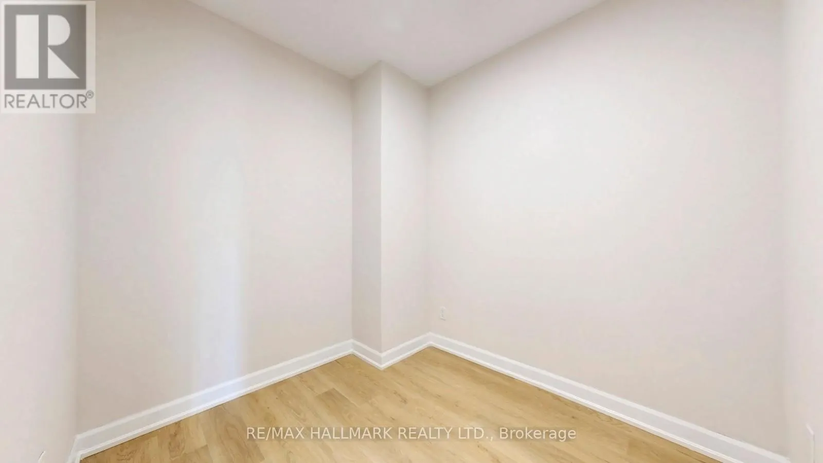 711 - 1 VICTORIA STREET S