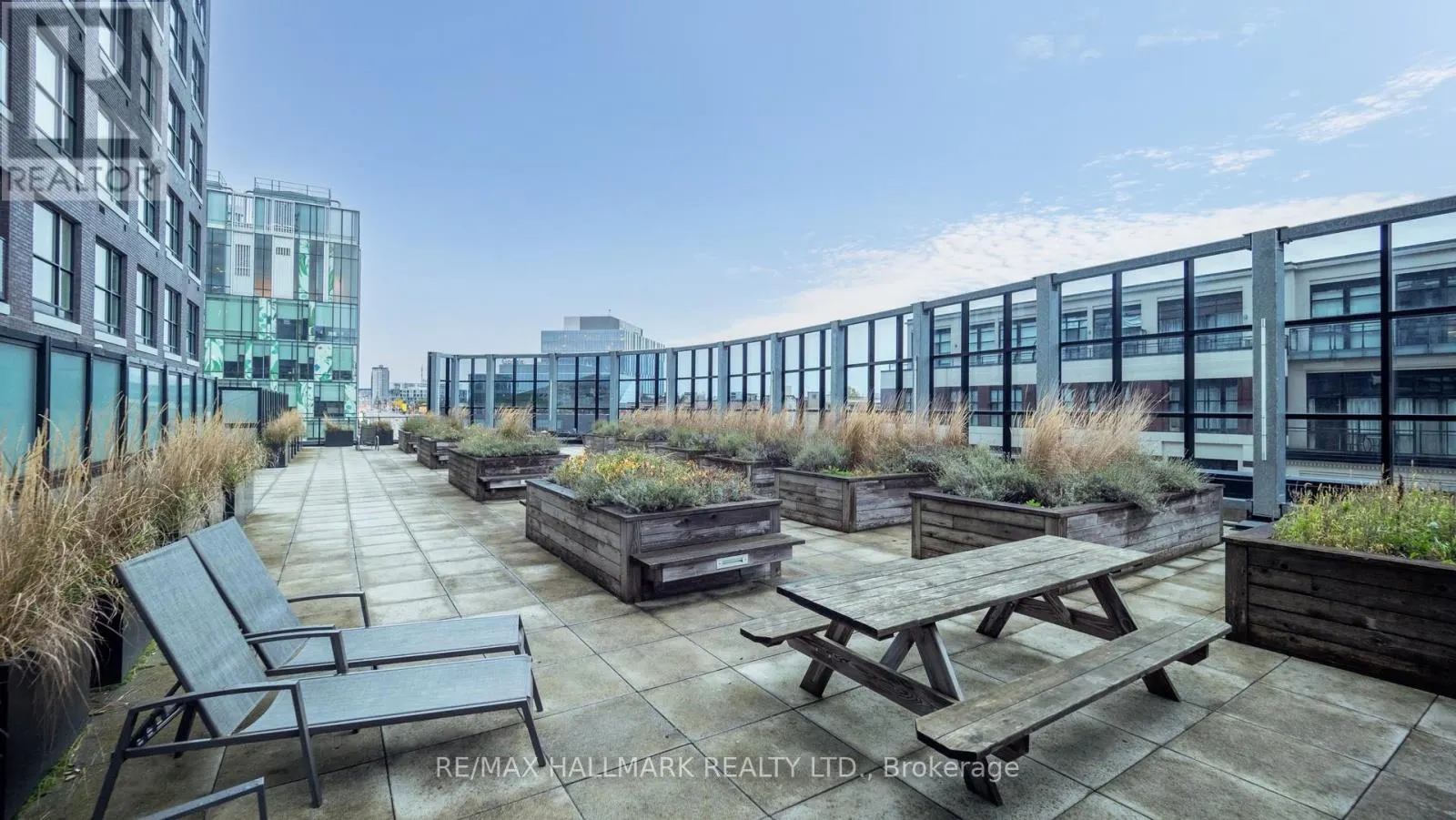 711 - 1 VICTORIA STREET S