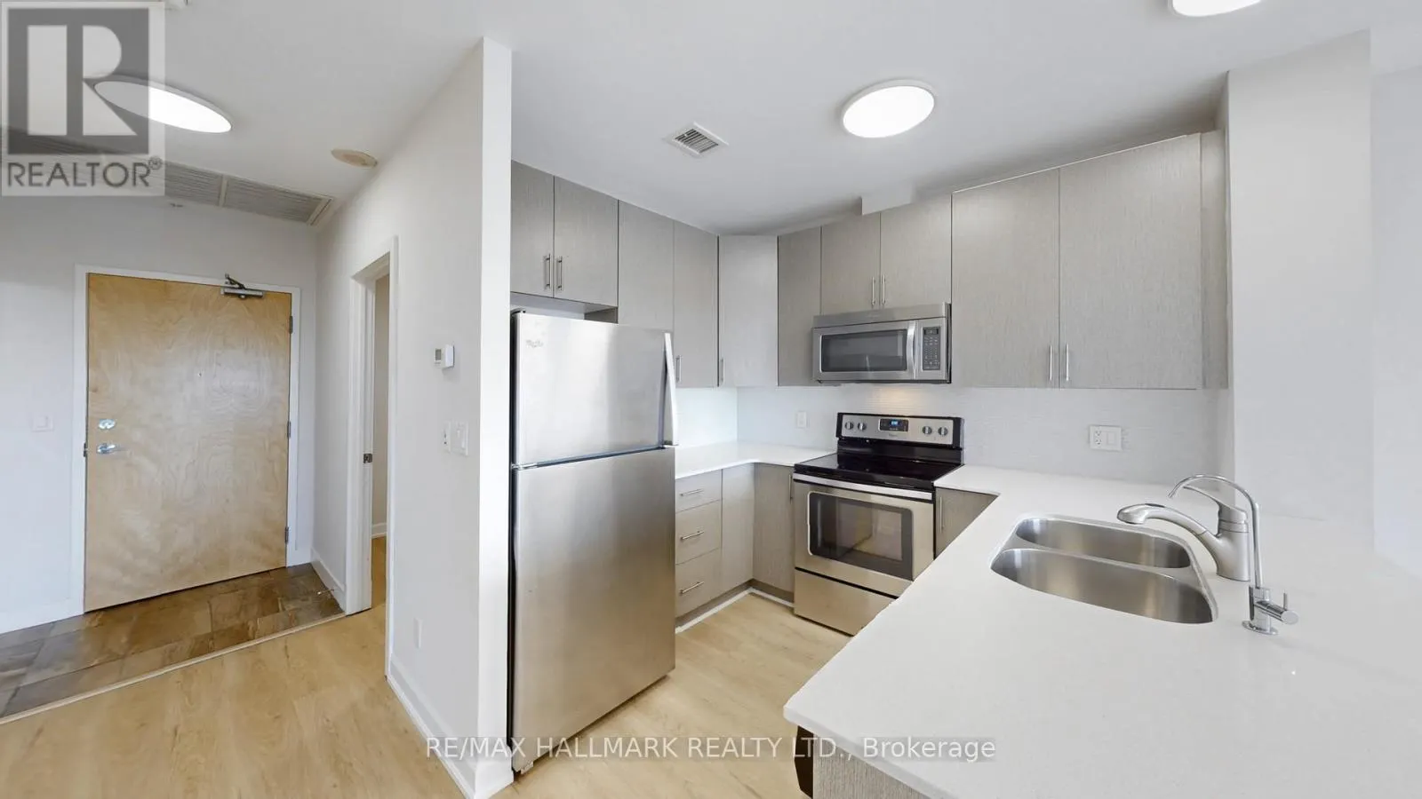 711 - 1 VICTORIA STREET S